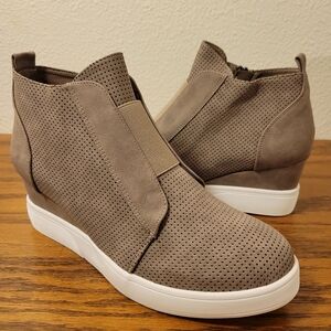Journee Collection Clara Wedge Sneakers. Taupe.